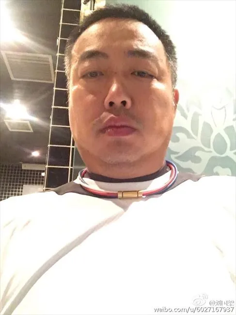 博彩资讯：国家队教练刘国梁秒变美少女战士 瑜伽减肥照遭恶搞