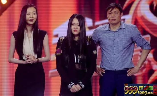 玩球话题：范志毅一家近照：经历三段婚姻，女儿18岁身材火辣，国籍惹争议