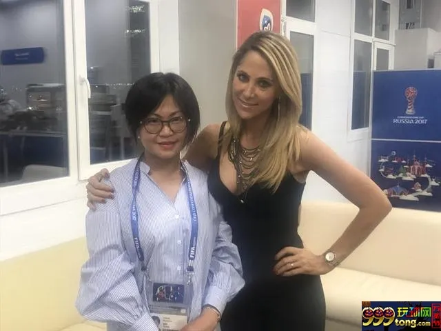 玩球资讯：直击！C罗与全世界为敌 却唯独对她眨眼放电 