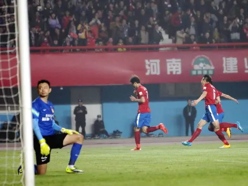 玩球赛报：中超-埃神补时将点球离谱打飞 建业2-1恒大
