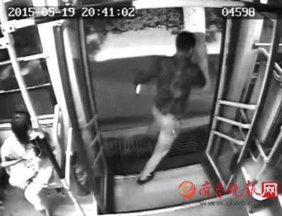 玩球网报：山东拆迁户暴富后澳门赌钱输光 公交抢手机被抓