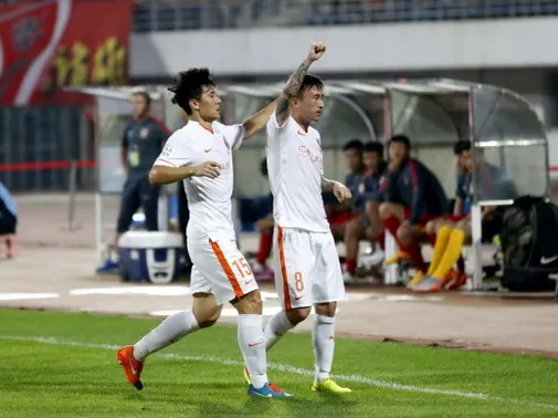 玩球赛报：中超-王大雷扑点野牛争议球救主 鲁能2-1胜亚泰