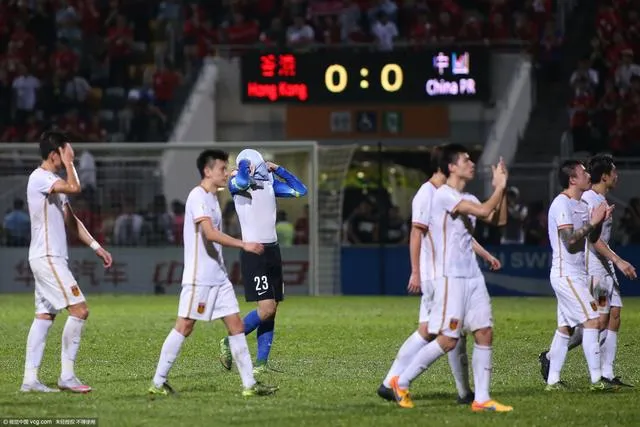 玩球网报：4中门框+遭误判!国足0-0香港 出线仅理论可能
