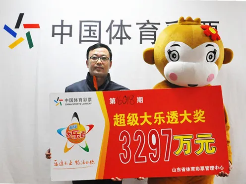 彩市新闻:彩民用露脸方式领奖支持体彩