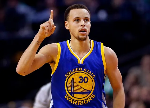 玩球头条：库里蝉联常规赛MVP 比肩詹皇乔丹成历史第11人