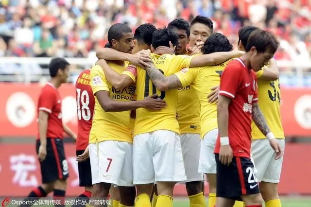 玩球网报：恒大3-0辽足取9连胜 郑智阿兰传射高拉特破门