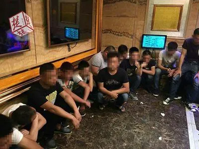 博彩法制：男子彩票中5000请哥们吸毒 被巡查民警撞个正着