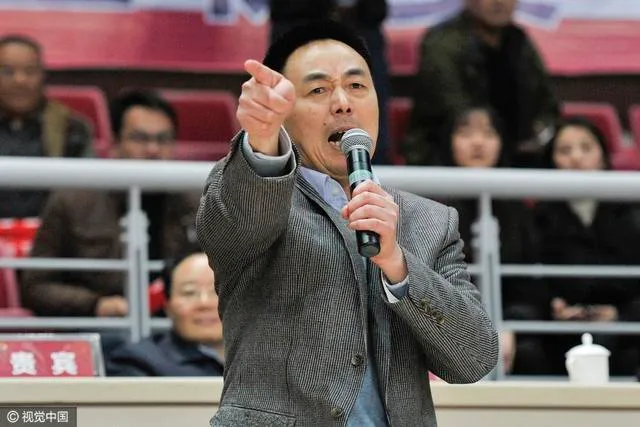 玩球资讯：CBA队老板斥裁判大闹赛场 中国篮球没希望了