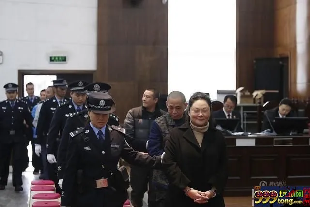 博彩资讯：“女赌王”开16个赌场敛财4370万 微笑到庭(图)