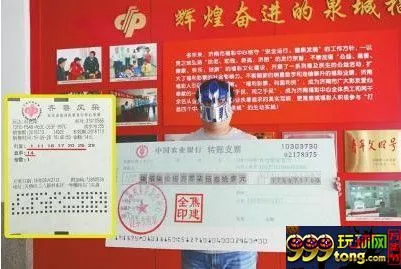 彩市新闻：男子中775万一夜暴富 手捧支票戴面具领奖(图)