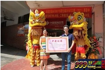 彩市新闻：761万大奖得主现身兑奖 将辞职陪儿子备战高考