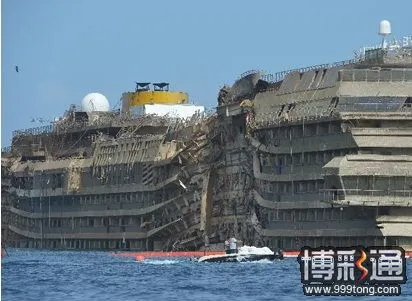 花费4亿，意大利侧翻豪华游轮终于扶正