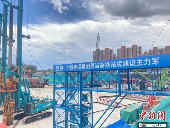 城市副中心站综合交通枢纽项目正在建设中。　徐婧 摄