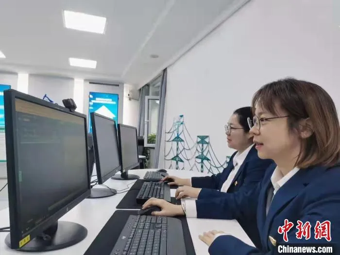 国网山西超高压输电公司智能调控中心监控人员利用全景智慧物联平台开展日间设备轮巡工作。　杜衡 摄