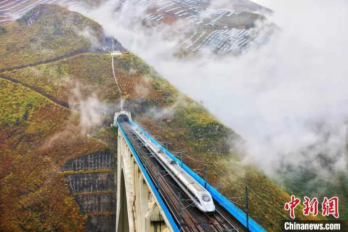 图为行驶在云南铁路上的动车组列车。　徐章位 摄