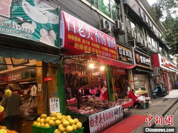 一家店铺推出了羊肉香肠、牛肉香肠。　贺劭清 摄