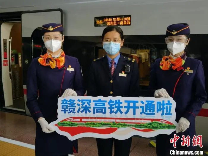 京港高铁赣深段10日开通运营，首趟列车G4640次当日9：00由深圳北站发车前往赣州西站。　 陈文 摄