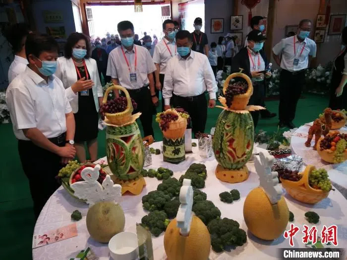 活动现场，当地厨师现场还展示了技艺精湛的哈密瓜雕瓜以及当地品种繁多、新奇美味的“哈密瓜宴”。　王小军 摄