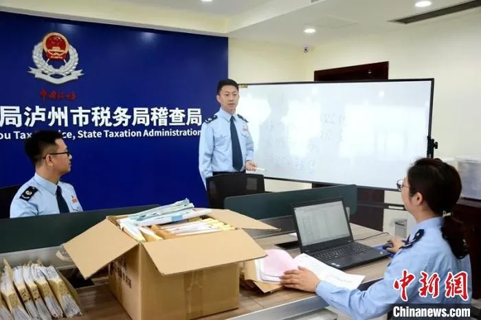 泸州税务干部张略运用自创的“散点数据画像法”，开展骗取留抵退税案件检查。　四川省税务局供图