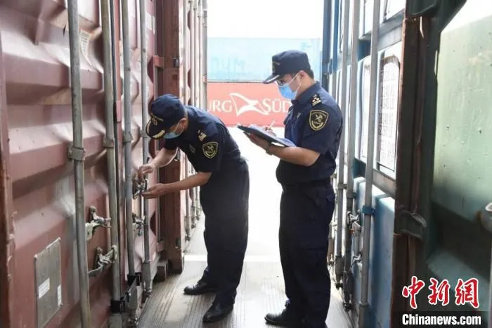 义乌海关关员正对出口集装箱施封。　龚冬冬 摄