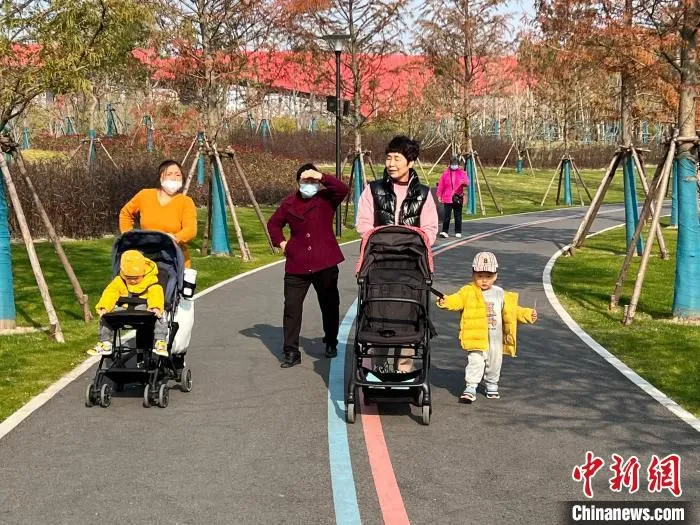 人们城市绿道游玩 刘晓 摄