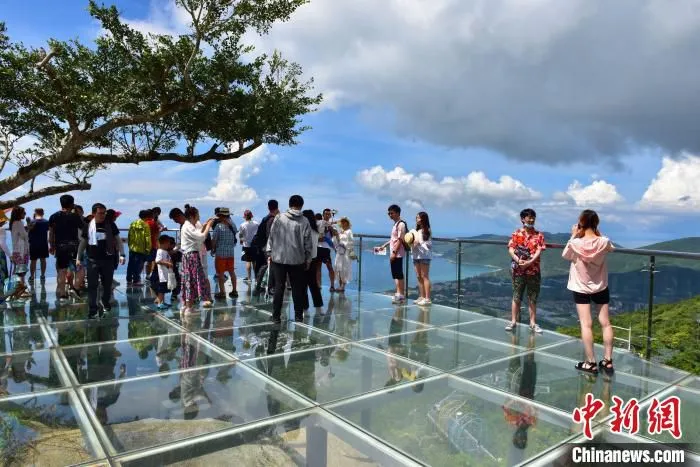 端午假期游人漫步在三亚亚龙湾热带天堂森林旅游区。　黄庆优 摄