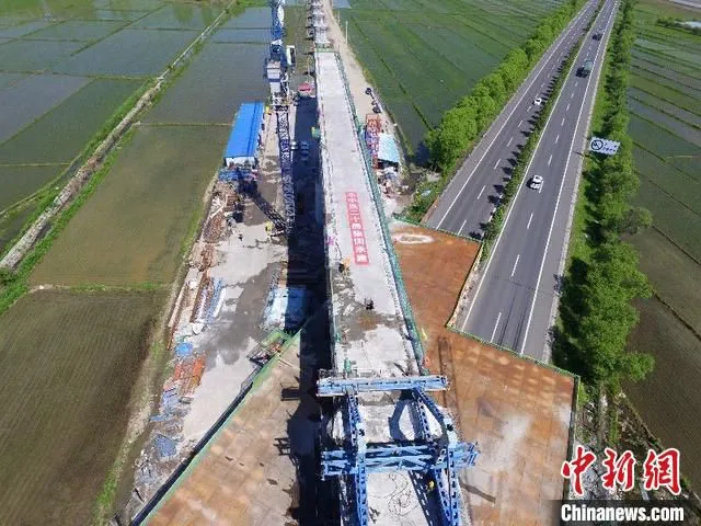 佳鹤铁路跨鹤大高速公路特大桥建设现场。　柏常海 摄