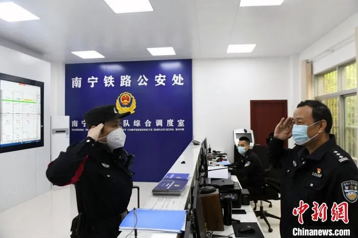 孙艳琳出乘前给父亲敬礼。　蒋雪林 摄