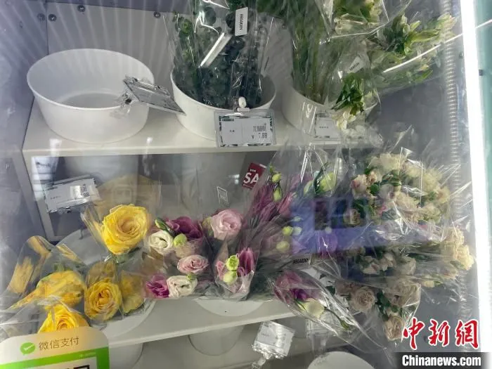 鲜花自助售卖机内的鲜花。　张煜欢 摄