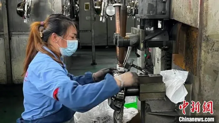 员工在生产。　上海市工商联 摄