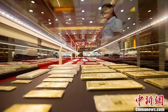 民众在金店挑选金条。 中新社记者 张云 摄