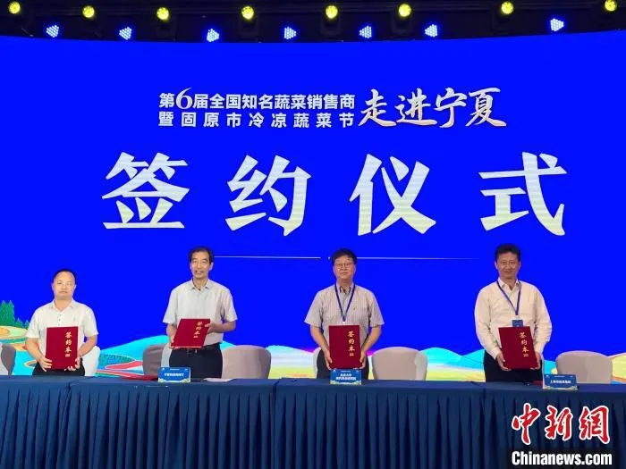 现场签约。　李泽阳 摄