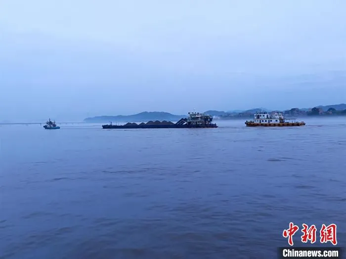梧州海事局通过拖船救援遇险船舶。　梧州海事局供图