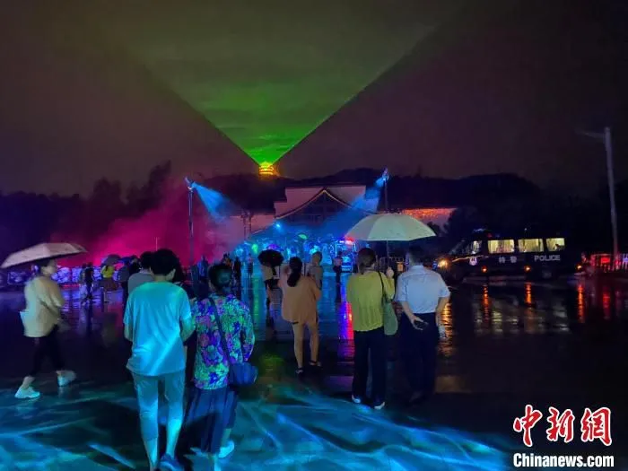16日，雨夜，采石古镇夜游人。　吴兰 摄