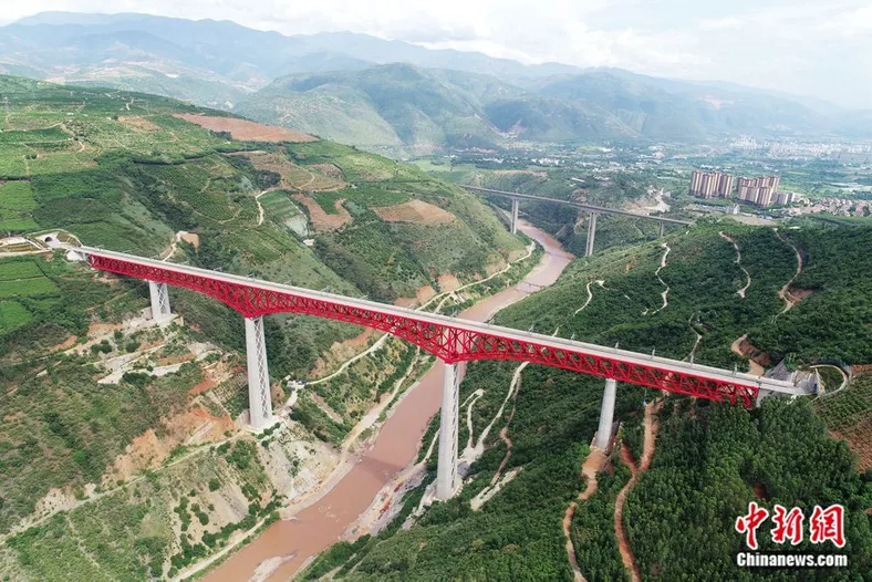 图为中老铁路元江特大桥梁飞跨元江。吴杰 摄