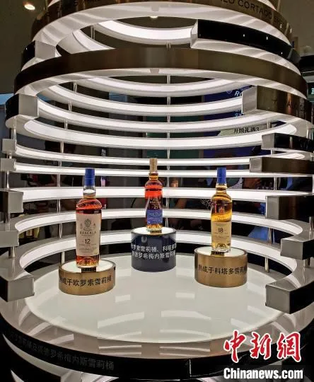 在三亚国际免税城，皇家布莱克拉Royal Brackla三款单一麦芽威士忌酒全球免税首发。　王晓斌 摄