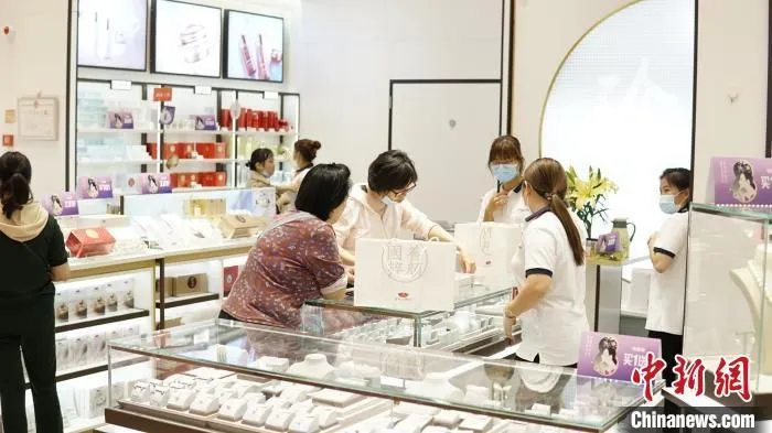 资料图：女性消费者在挑选化妆品和首饰。　莫德令 摄