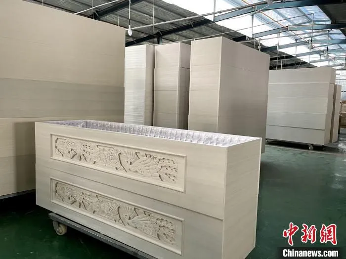 图为，曹县一企业加工的棺木产品。　孙宏瑗 摄