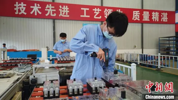工人在自动化装配流水线上安装元器件。　王强平 摄