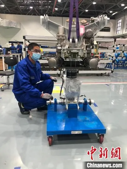 东航赛峰技术人员对起落架展开维修。　空港新城供图