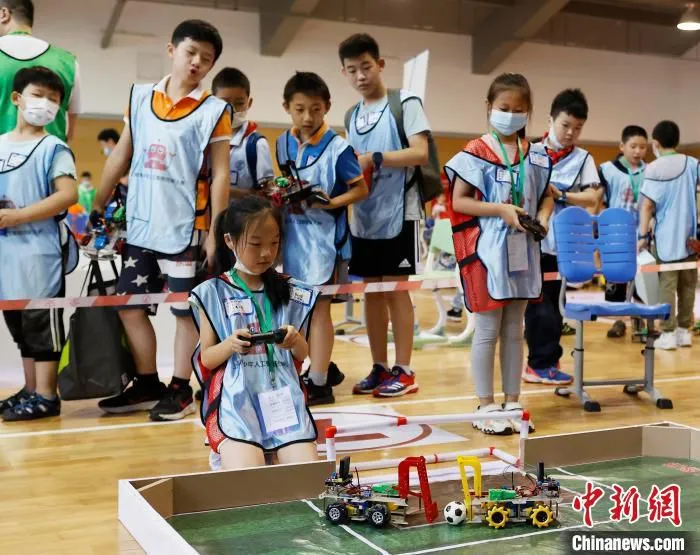 青少年选手正在进行比赛。　殷立勤 摄