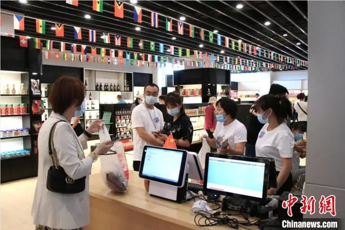 消费者选购完商品结账。　苟继鹏 摄
