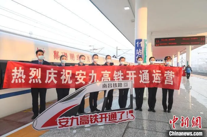铁路工作人员与列车合影。　刘力鑫 摄