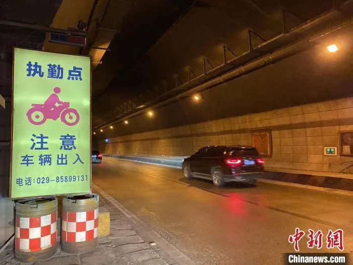 秦岭终南山公路隧道内的应急执勤点。　张一辰 摄