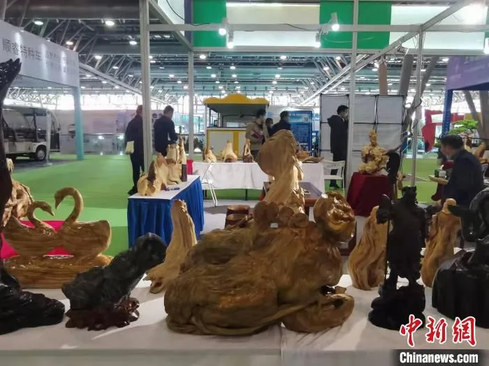 企业展示旅游商品。　张强 摄