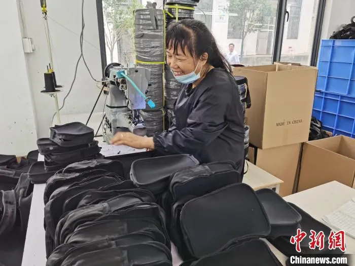 江西省于都县岭背镇桂林坑易地扶贫搬迁安置点的一家扶贫车间 阮煜琳 摄