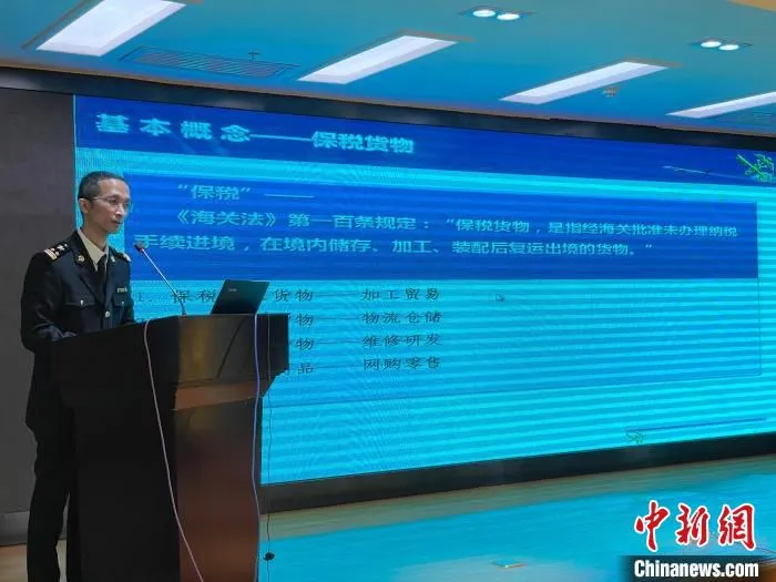 图为海关人员为企业宣讲优惠政策。　孙睿 摄