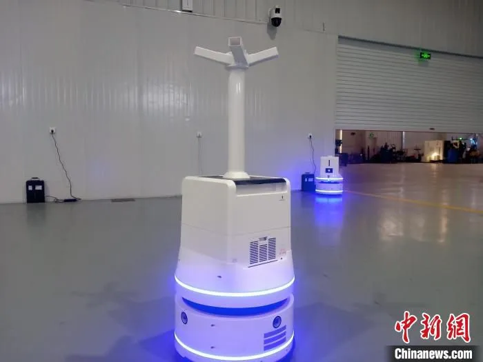 图为执行2022年北京冬奥会场馆消杀工作的同款机器人。　郭佳佳 摄