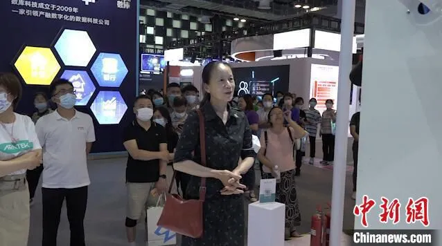 测试者站在测试区与“知心”进行交流 张践 摄
