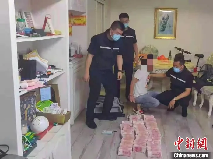 图为现场查获的现金等物品。　莆田海警供图